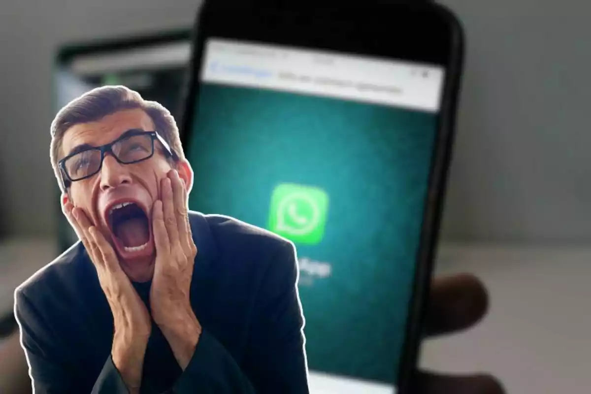 Hombre con expresión de angustia frente a un teléfono móvil que muestra la pantalla de inicio de WhatsApp desenfocada