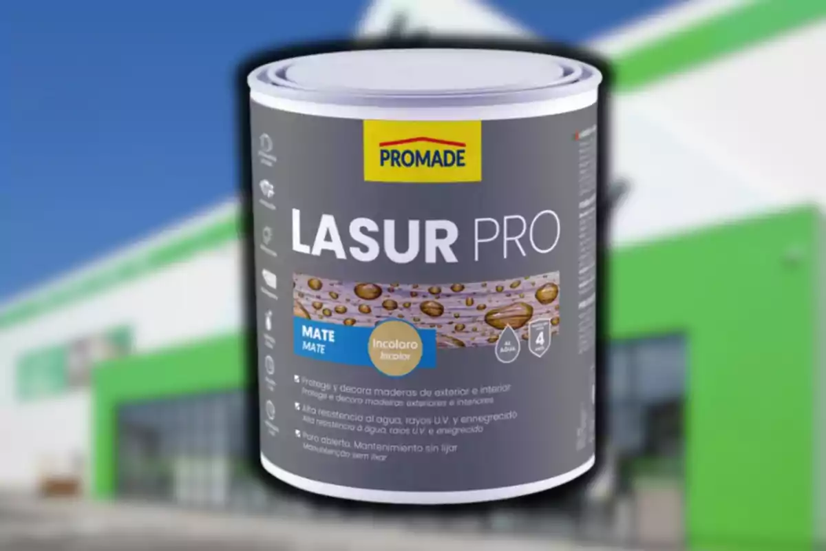 Lata de lasur Promade Pro mate incoloro para protección y decoración de madera con fondo de edificio desenfocado