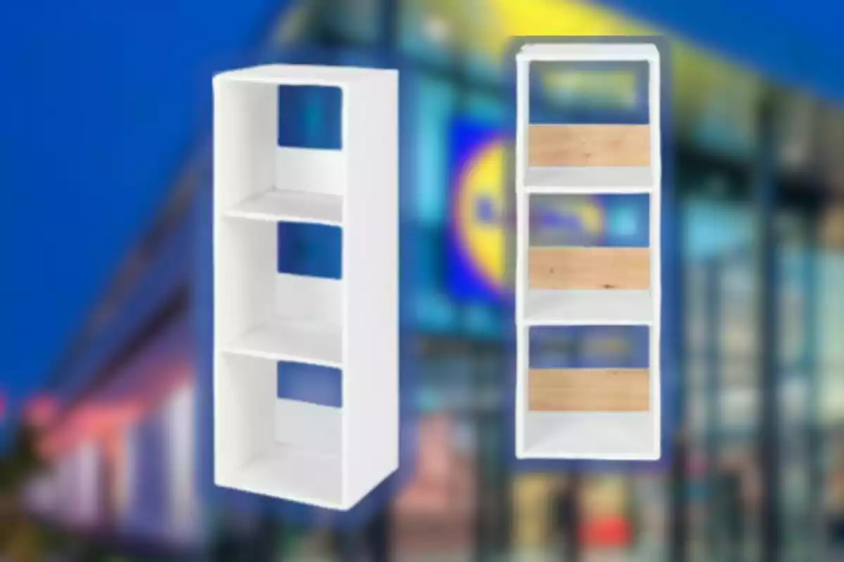 Dos estanterías blancas de tres niveles con fondo desenfocado de una tienda