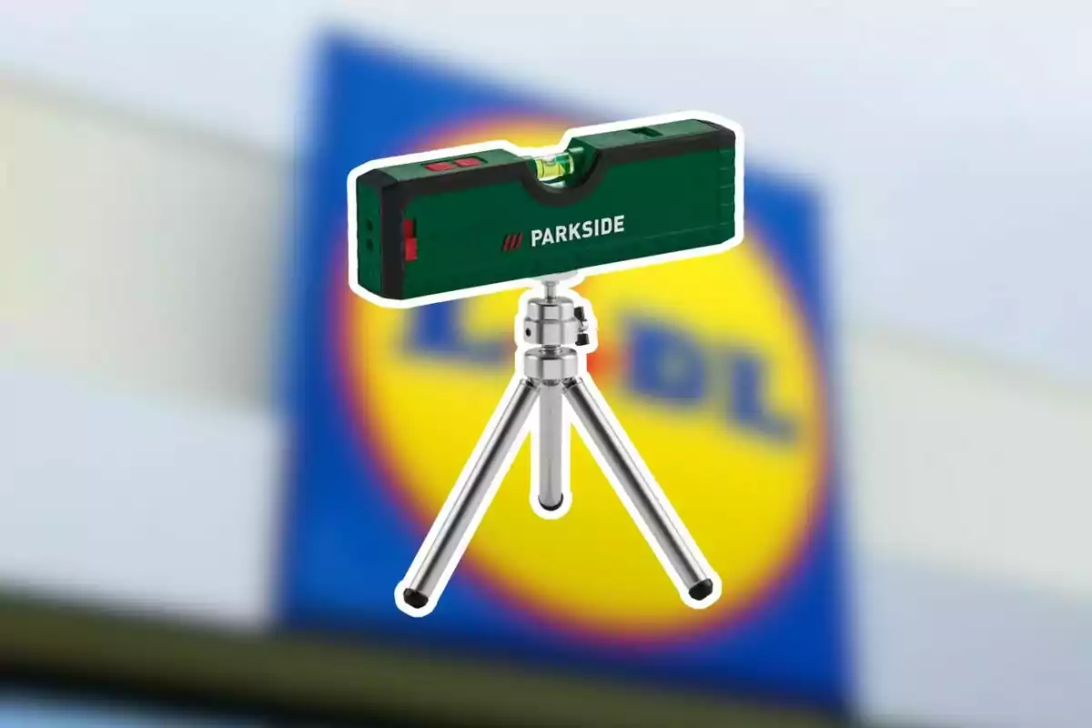 Nivel láser Parkside con trípode sobre un fondo desenfocado de un letrero de supermercado Lidl Nivel láser Parkside con trípode sobre un fondo desenfocado de un letrero de supermercado Lidl