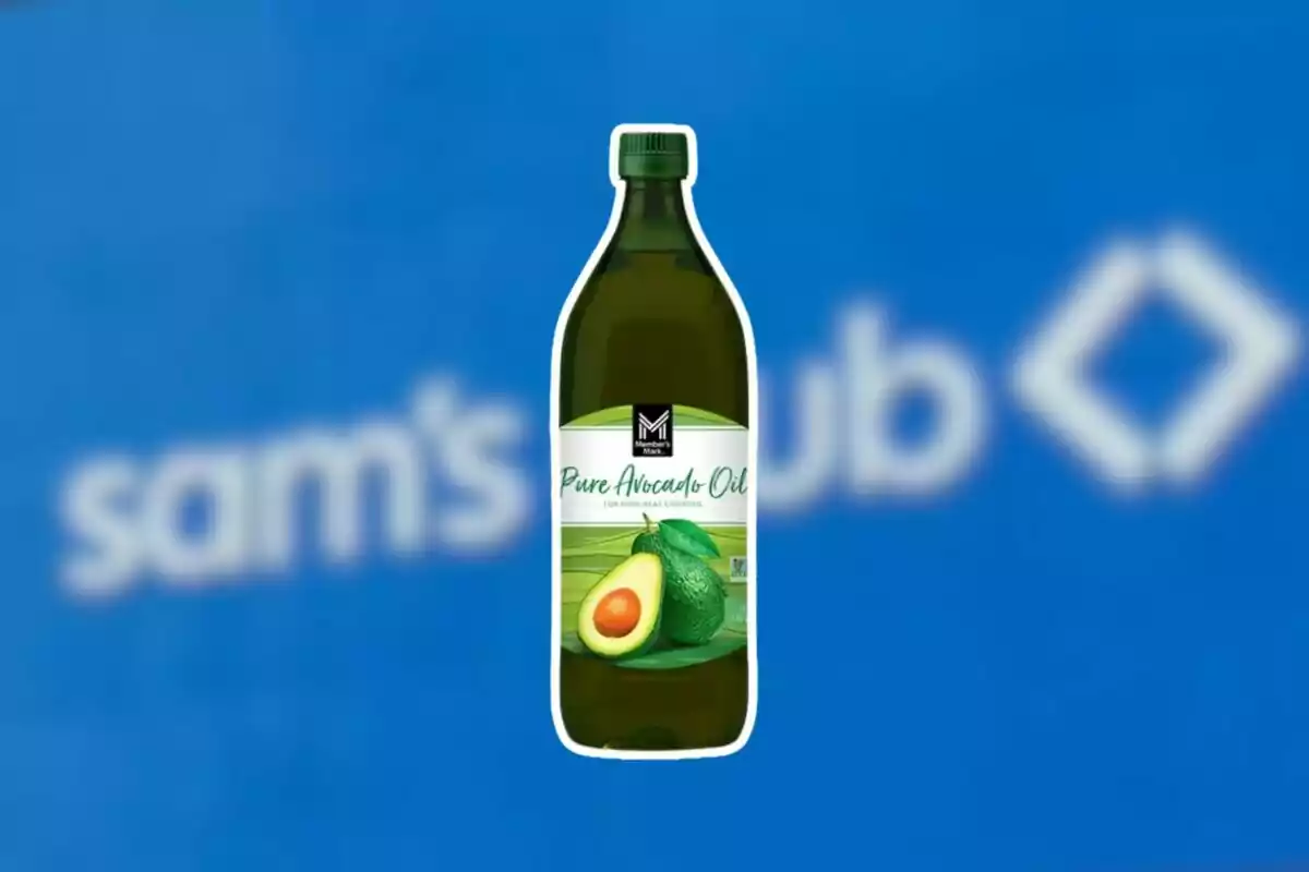 Botella de aceite de aguacate sobre un fondo azul con el logo de Sam's Club desenfocado Botella de aceite de aguacate sobre un fondo azul con el logo de Sam's Club desenfocado