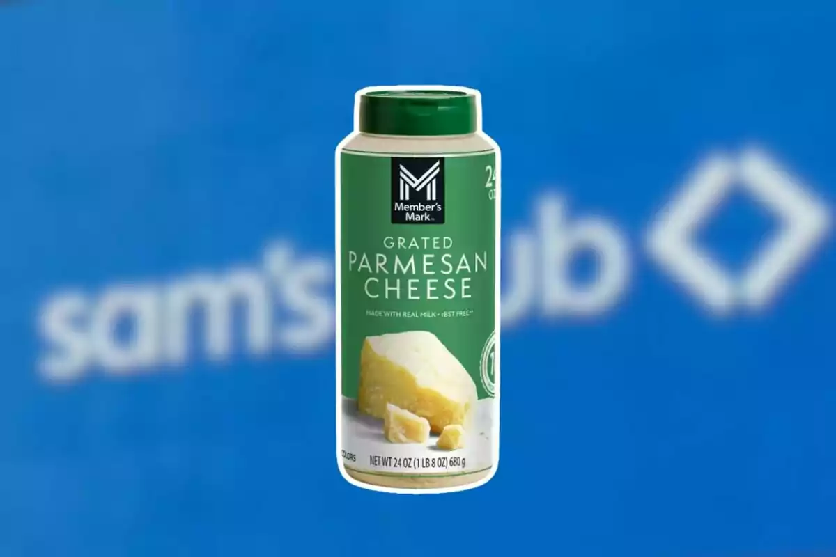 Envase de queso parmesano rallado Member’s Mark sobre un fondo azul con el logo de Sam’s Club desenfocado