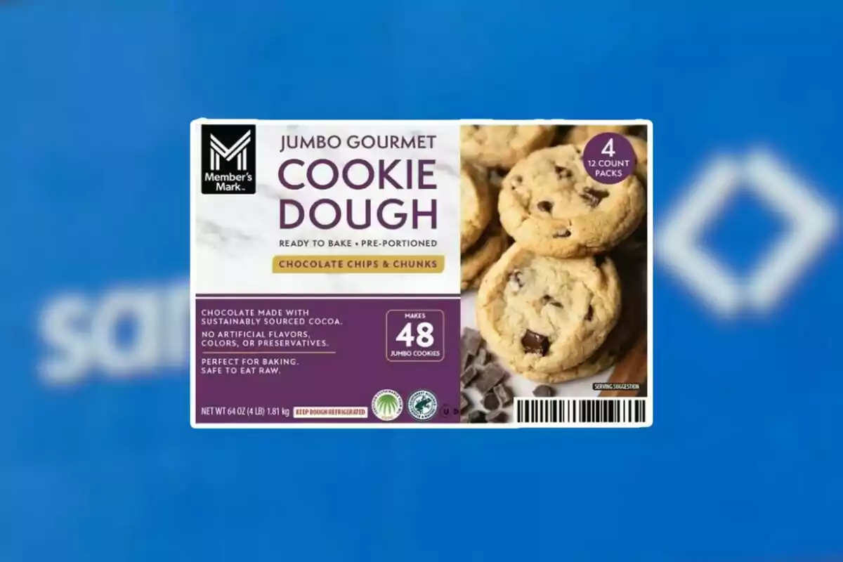 Caja de masa para galletas con chispas y trozos de chocolate de la marca Member’s Mark, con la imagen de varias galletas horneadas y detalles sobre el producto en el empaque