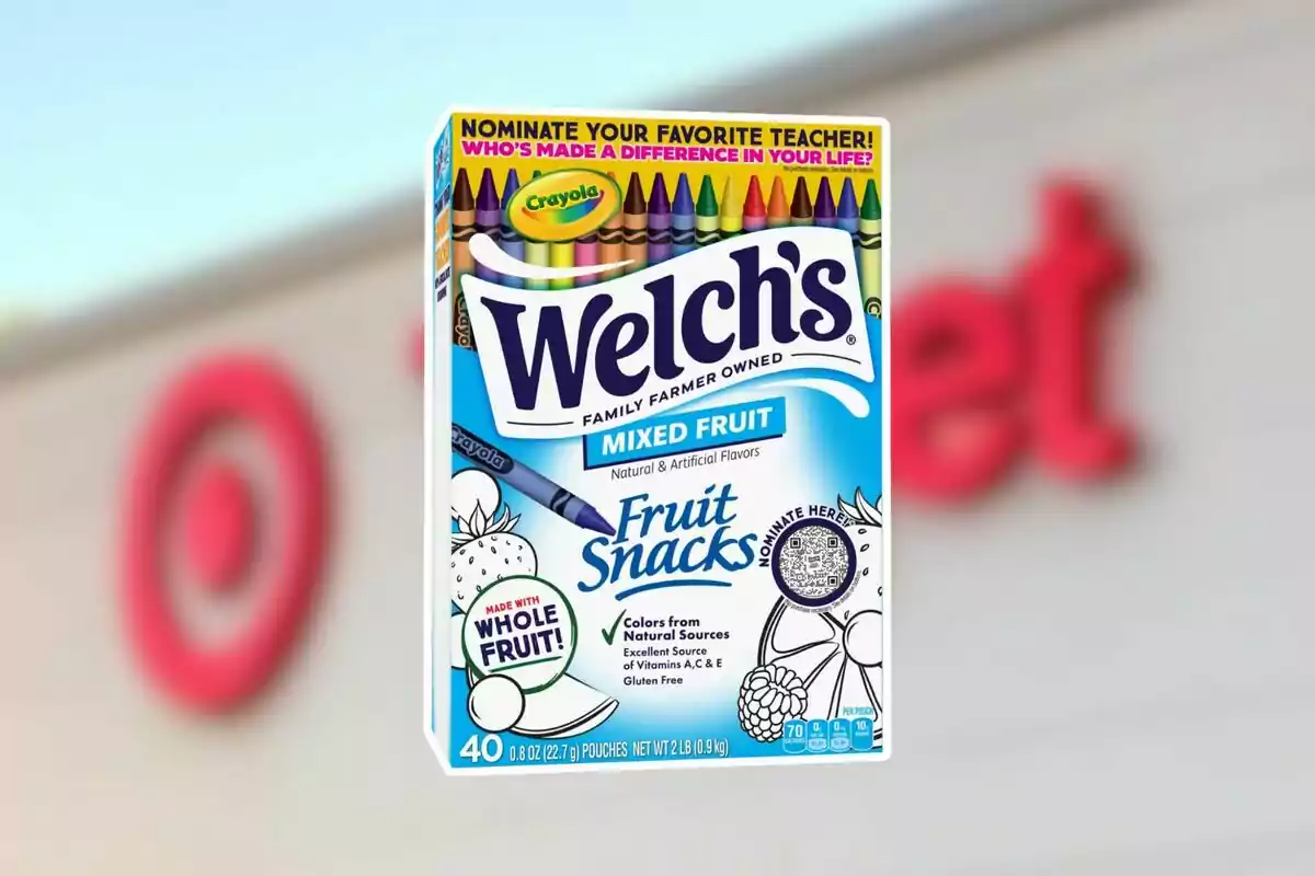 Caja de Welch's Fruit Snacks sabor mixed fruit edición especial Crayola frente a una tienda Target desenfocada.