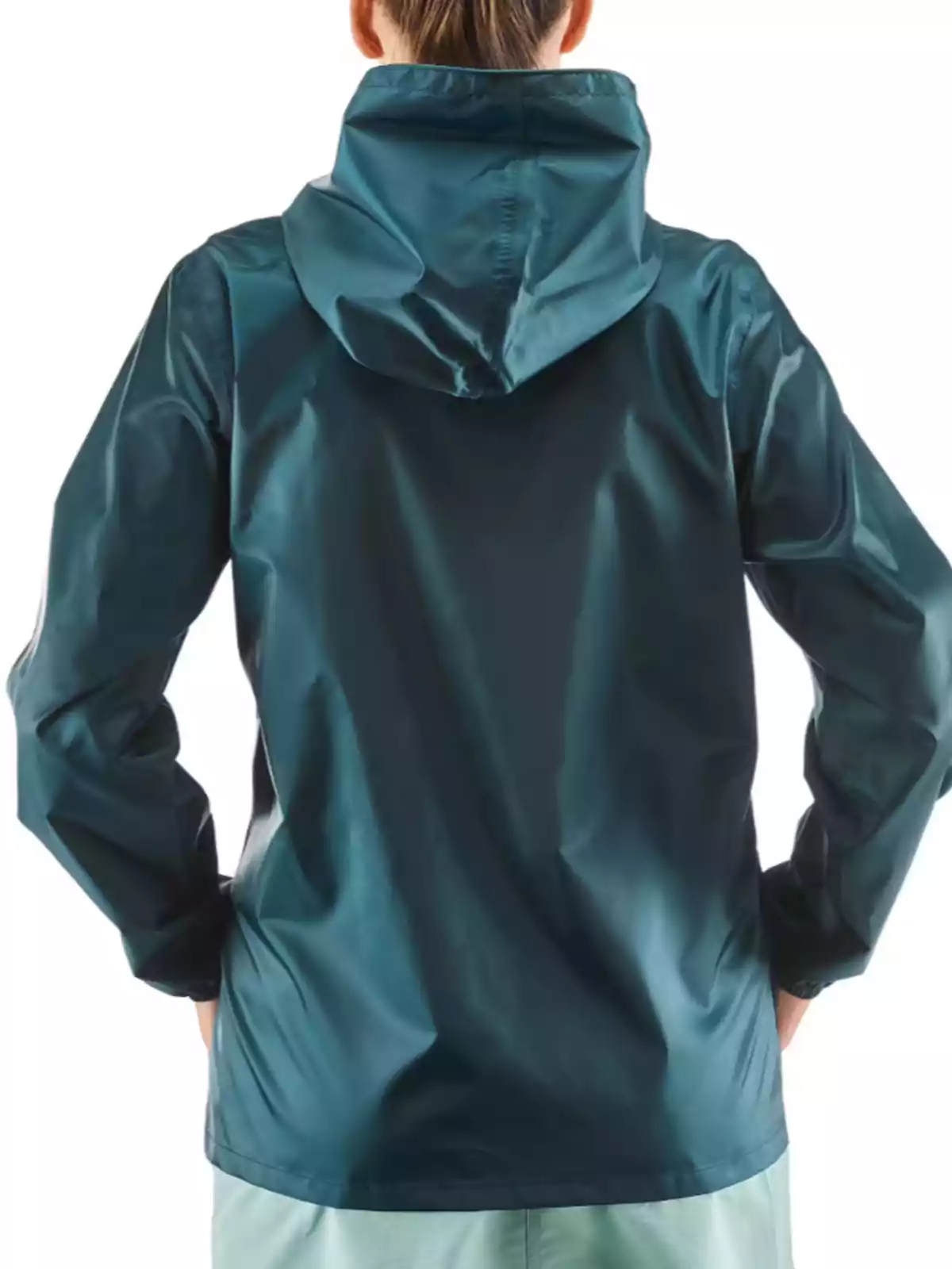 Persona de espaldas usando una chaqueta impermeable azul con capucha Persona de espaldas usando una chaqueta impermeable azul con capucha