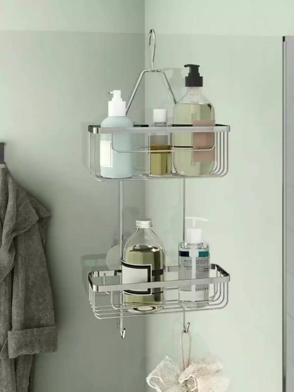 Estante metálico de baño de Leroy Merlin colgado en la pared con botellas de jabón y productos de cuidado personal, junto a una esponja y una bata gris.