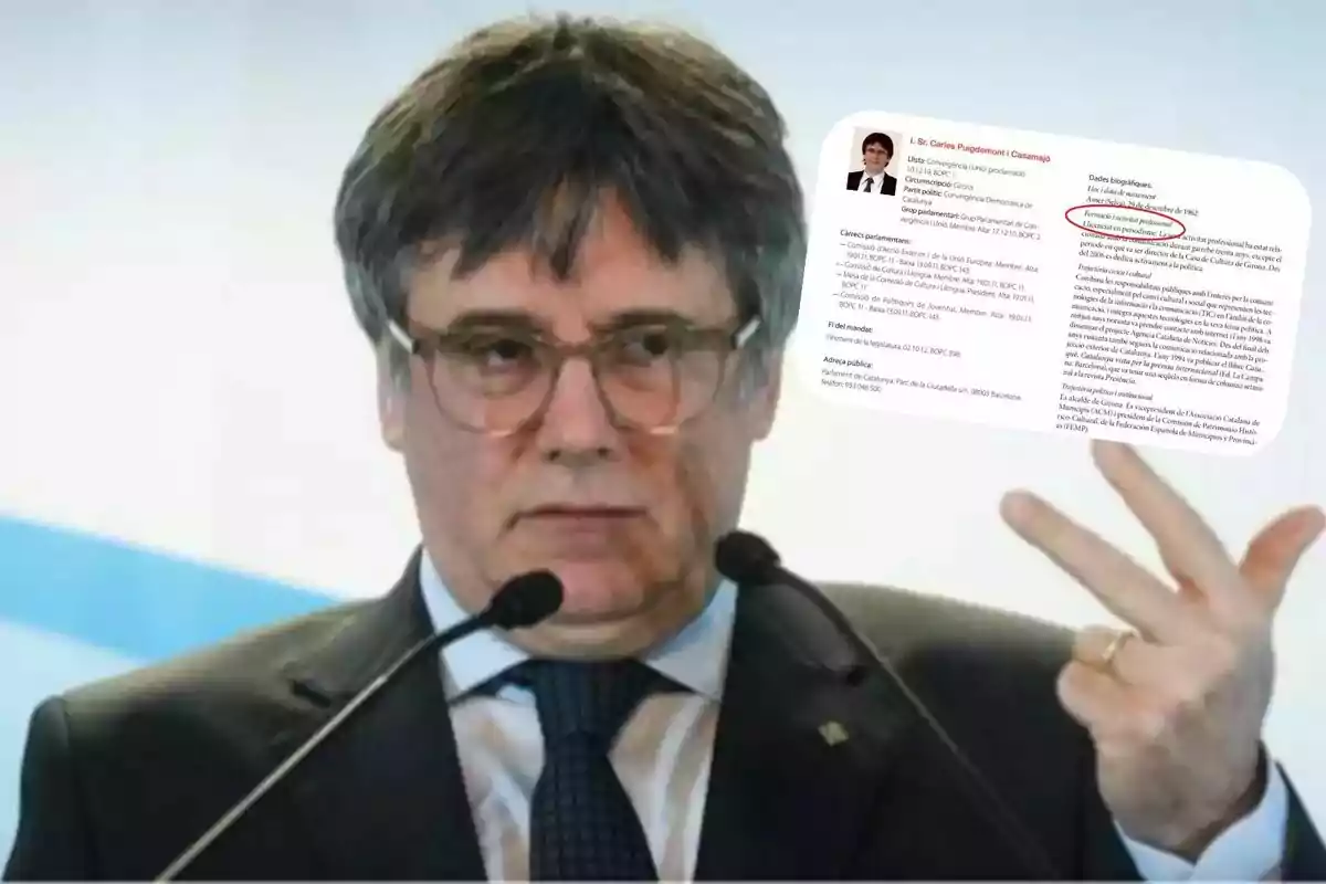 Hombre de cabello canoso y gafas con expresión seria frente a un micrófono mientras sostiene un documento con información personal y profesional