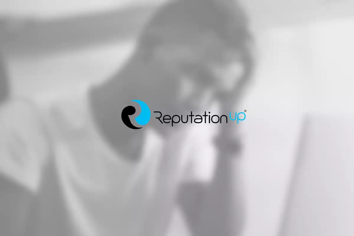 Logo de ReputationUp sobre una imagen desenfocada de una persona con gesto pensativo