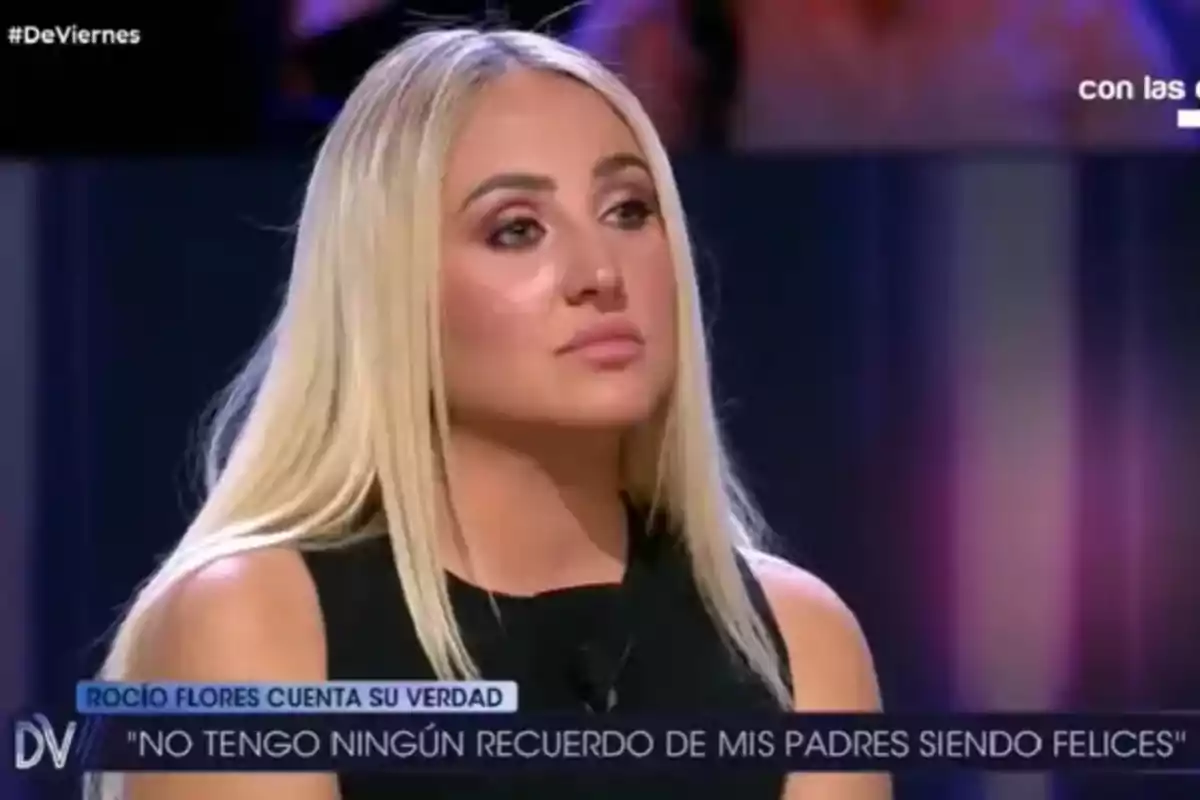 Rocío Flores con expresión seria sentada en un plató de televisión durante una entrevista Rocío Flores con expresión seria sentada en un plató de televisión durante una entrevista
