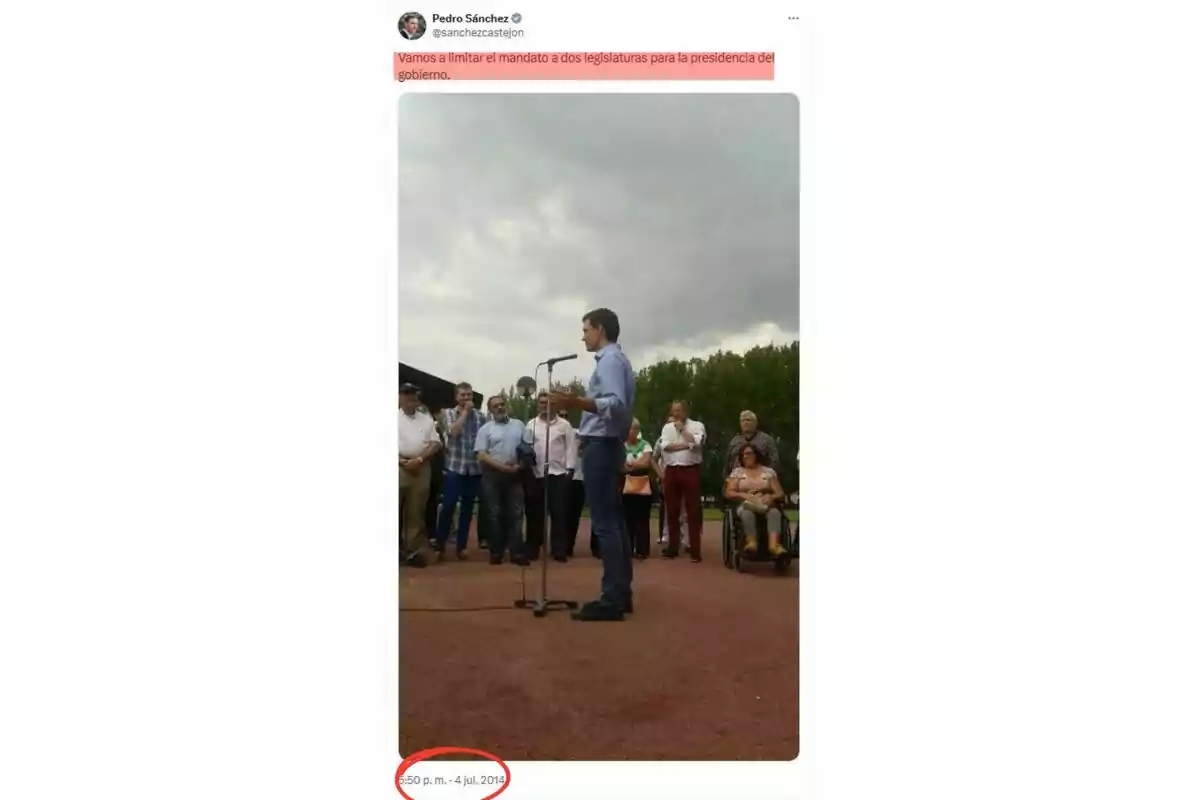 Un hombre hablando en un micrófono al aire libre frente a un grupo de personas con cielo nublado y árboles al fondo Un hombre hablando en un micrófono al aire libre frente a un grupo de personas con cielo nublado y árboles al fondo
