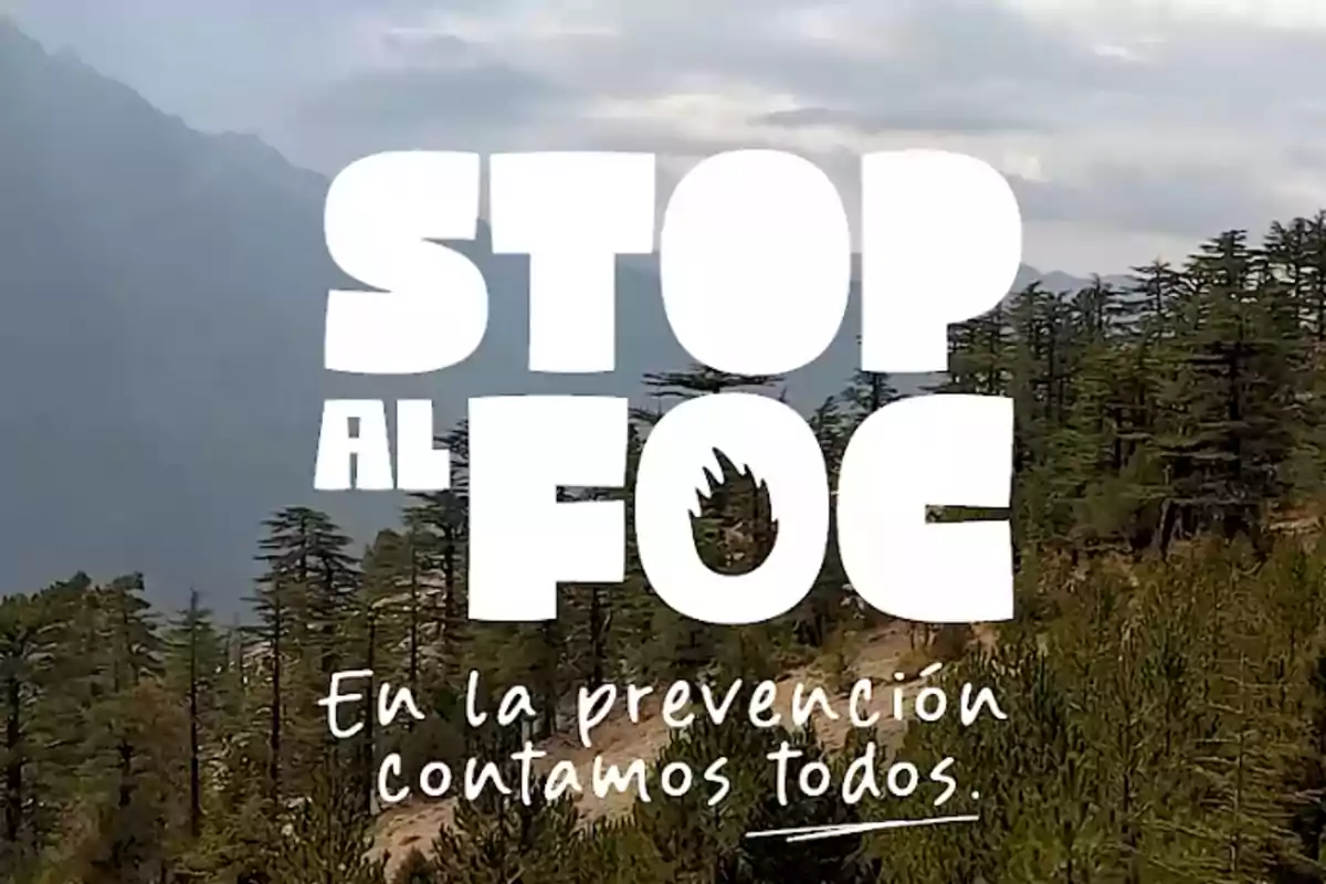 Mensaje de prevención de incendios forestales con el texto Stop al Foc en la prevención contamos todos sobre un fondo de bosque y montañas Mensaje de prevención de incendios forestales con el texto Stop al Foc en la prevención contamos todos sobre un fondo de bosque y montañas