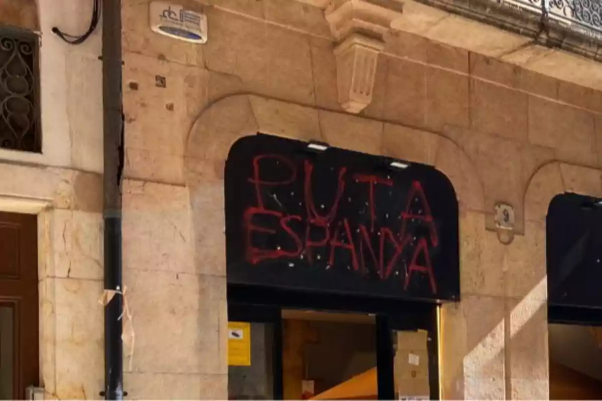 Pintada con mensaje ofensivo hacia España en la fachada de un edificio antiguo