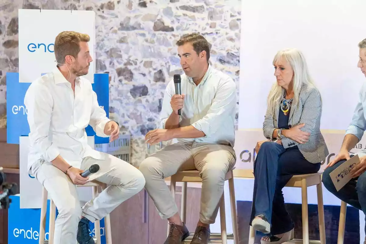 hombres hablando en videopodcast hombres hablando en videopodcast