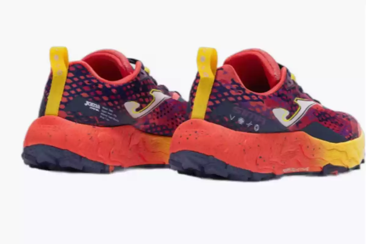 Zapatillas deportivas de trail running en colores rojo, azul y amarillo vistas desde la parte trasera Zapatillas deportivas de trail running en colores rojo, azul y amarillo vistas desde la parte trasera