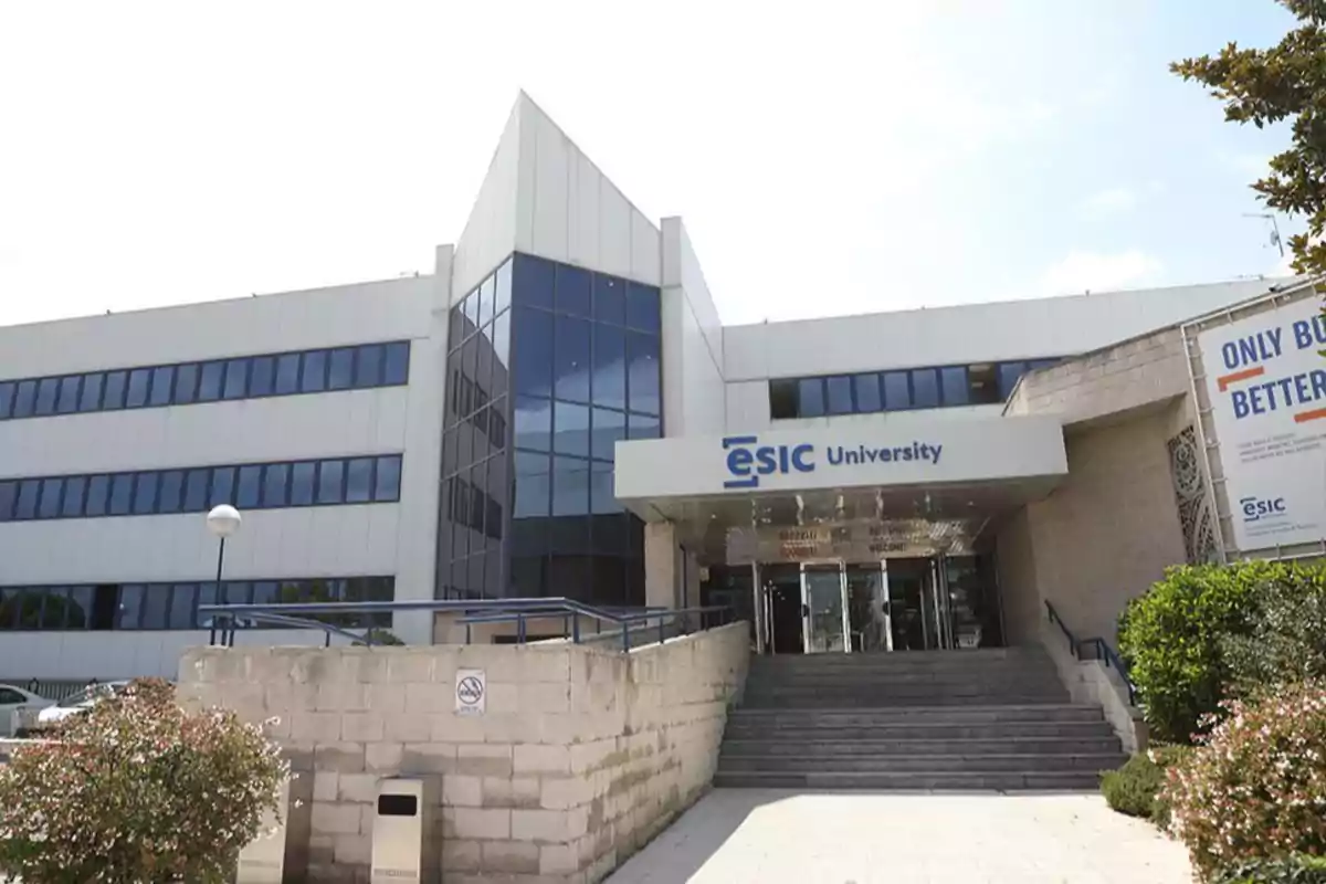 Fachada principal de un edificio universitario moderno con el letrero ESIC University sobre la entrada