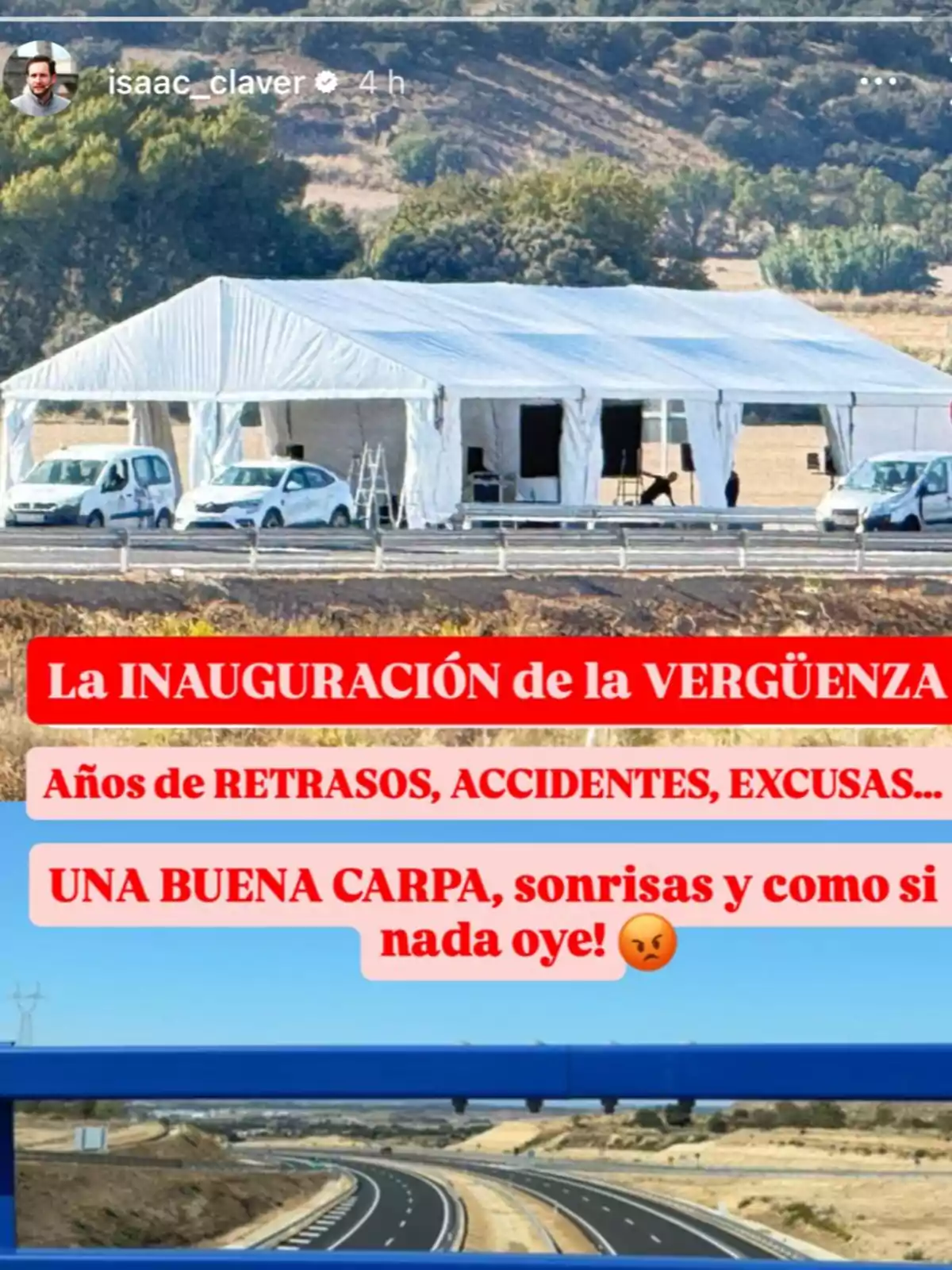 Una gran carpa blanca está instalada junto a una carretera recién construida, con varios coches aparcados y mensajes en letras rojas criticando la inauguración y los retrasos de la obra. Una gran carpa blanca está instalada junto a una carretera recién construida, con varios coches aparcados y mensajes en letras rojas criticando la inauguración y los retrasos de la obra.