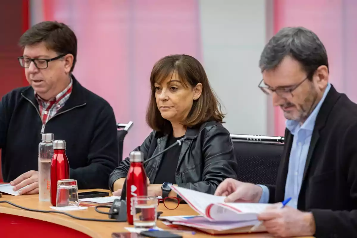 Un grupo de personas vestidas formalmente en un evento.