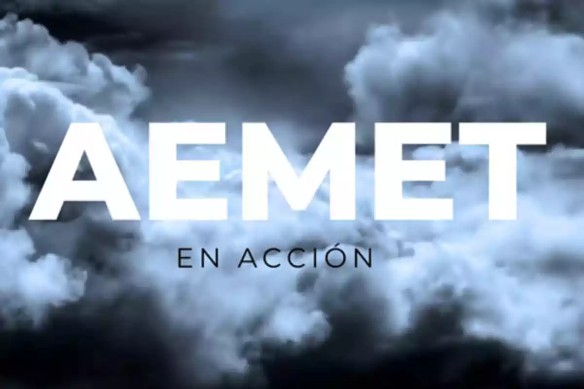 Nubes oscuras de fondo con el texto AEMET en acción en el centro de la imagen Nubes oscuras de fondo con el texto AEMET en acción en el centro de la imagen