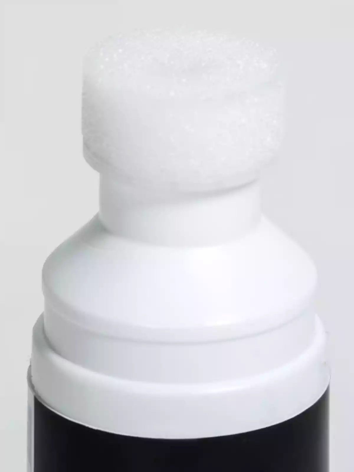 Botella blanca con aplicador de esponja en la parte superior Botella blanca con aplicador de esponja en la parte superior
