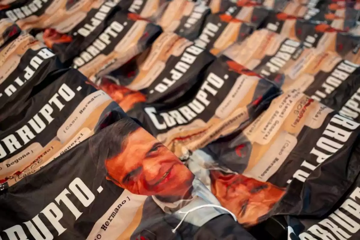 Bolsas negras con la palabra corrupto en letras grandes y la imagen de un hombre impresa repetidamente