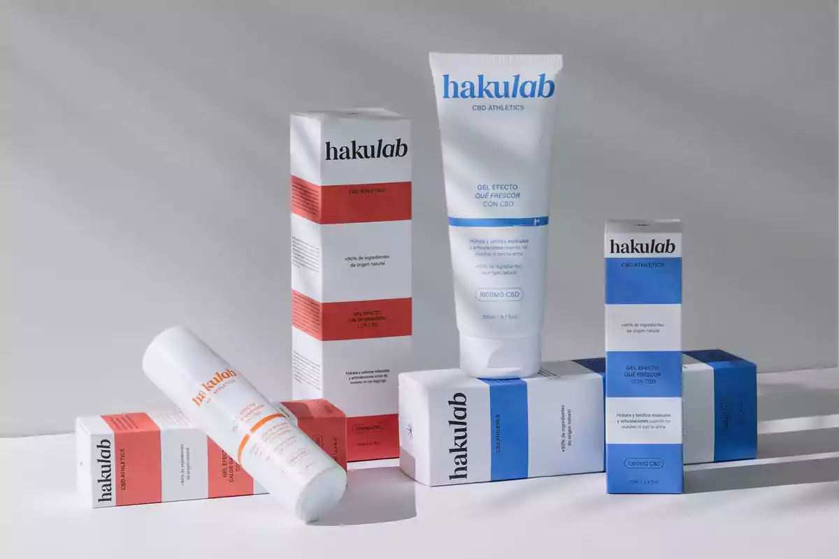 Varios productos de la marca Hakulab en envases y cajas de colores blanco, azul y naranja, organizados sobre una superficie clara