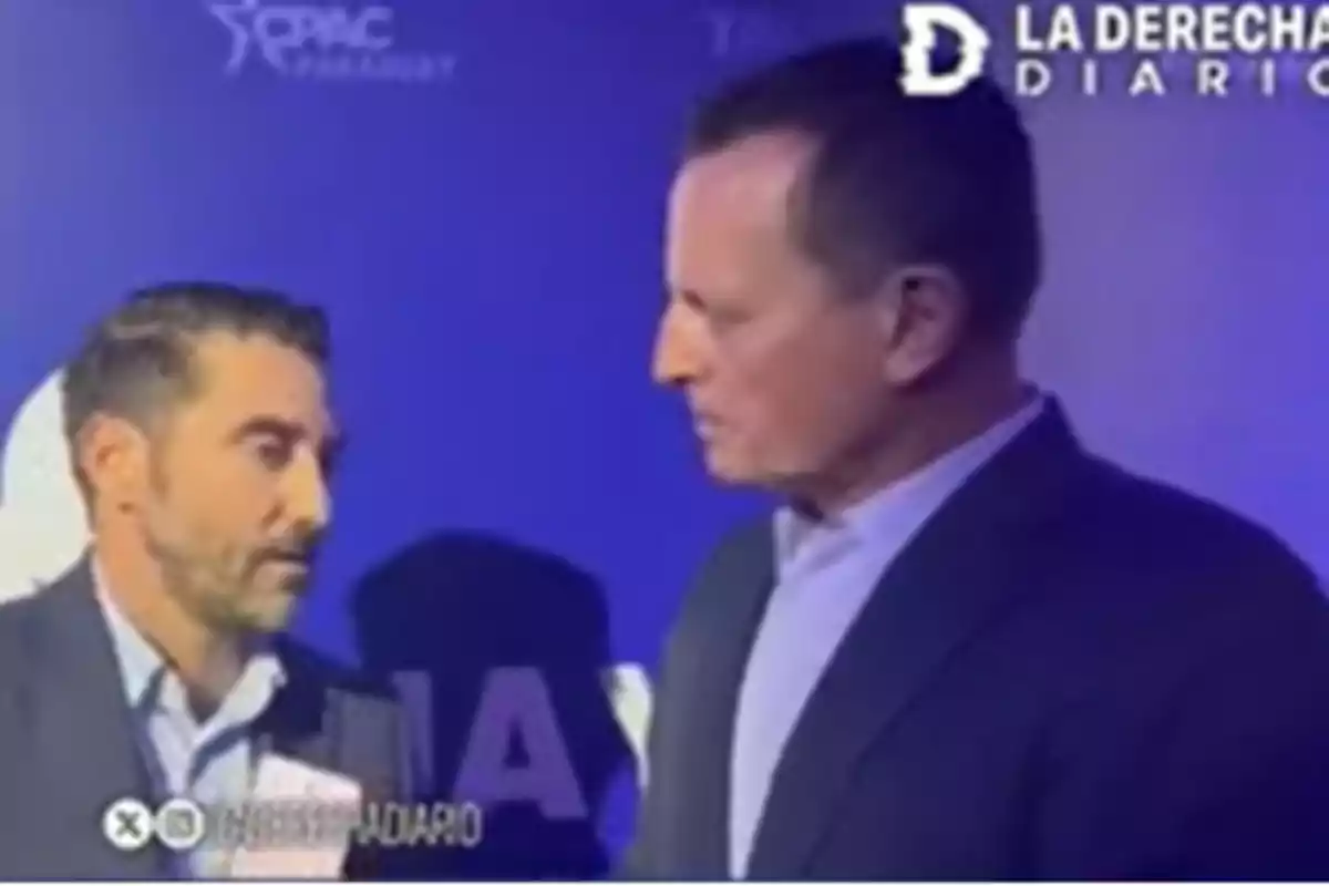 Un grupo de personas vestidas formalmente en un evento.