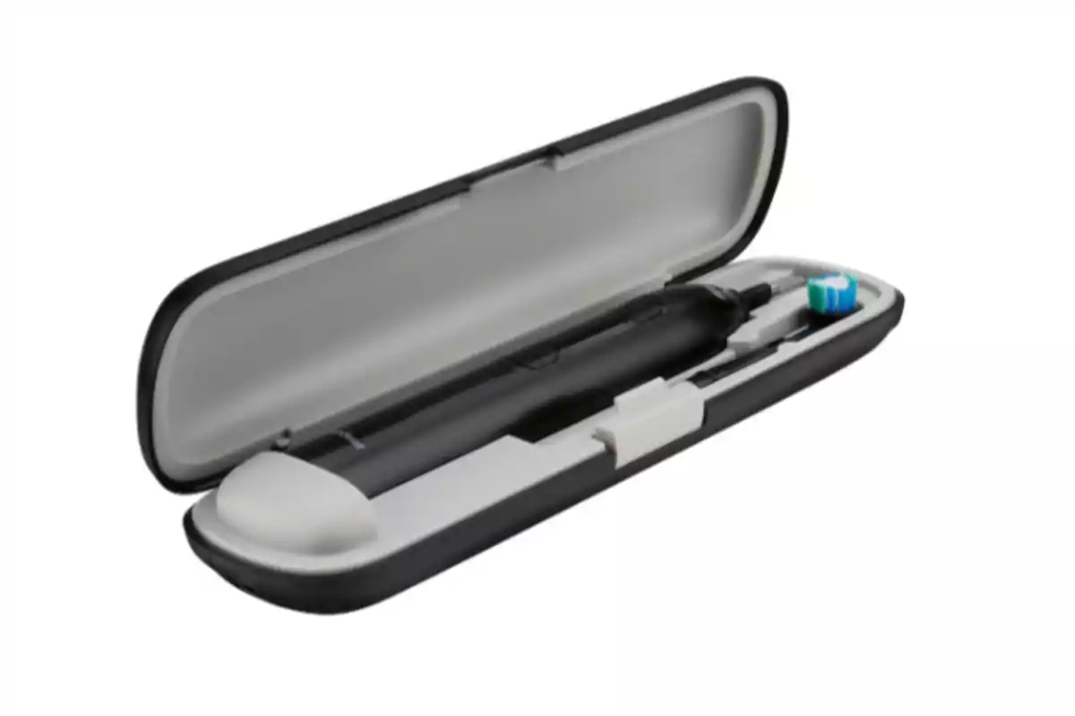 Estuche abierto con un cepillo de dientes eléctrico negro en su interior