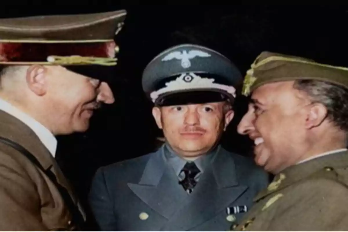 Tres hombres con uniformes militares conversando y sonriendo