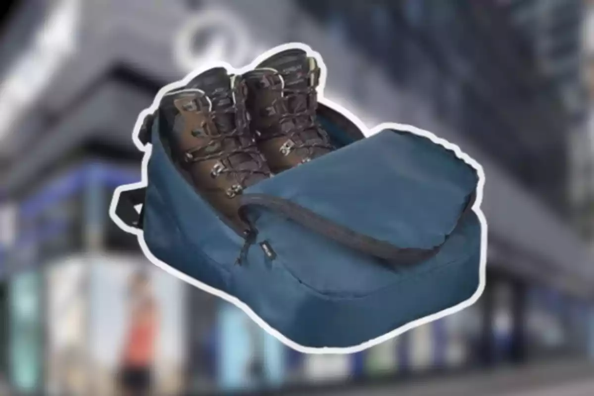 Un par de botas de senderismo dentro de una bolsa azul con cierre sobre un fondo desenfocado de una ciudad Un par de botas de senderismo dentro de una bolsa azul con cierre sobre un fondo desenfocado de una ciudad