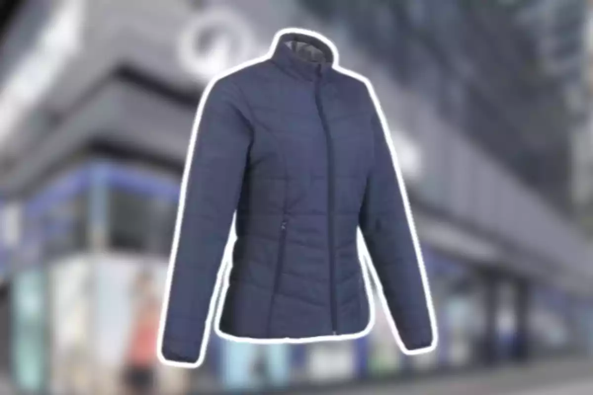 Chaqueta acolchada azul marino con cierre frontal y fondo de tienda desenfocado Chaqueta acolchada azul marino con cierre frontal y fondo de tienda desenfocado