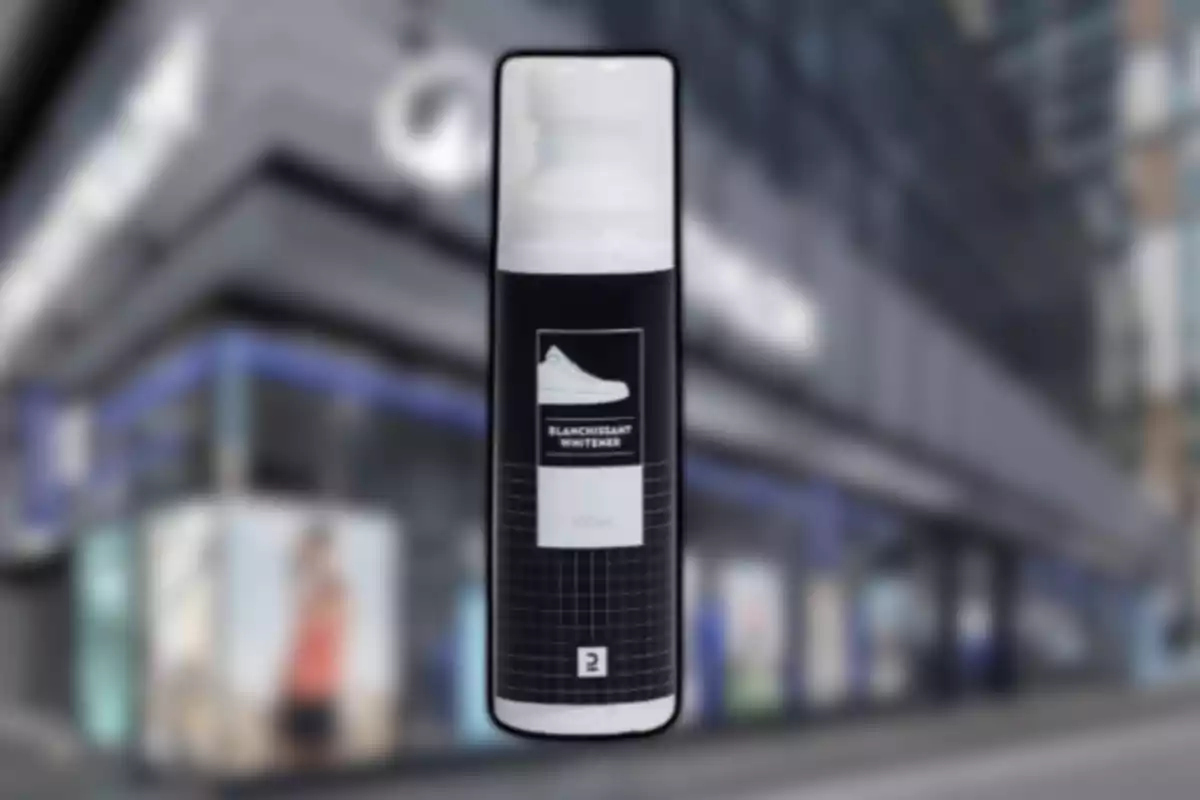 Envase de líquido blanqueador para calzado con fondo de edificio urbano desenfocado Envase de líquido blanqueador para calzado con fondo de edificio urbano desenfocado