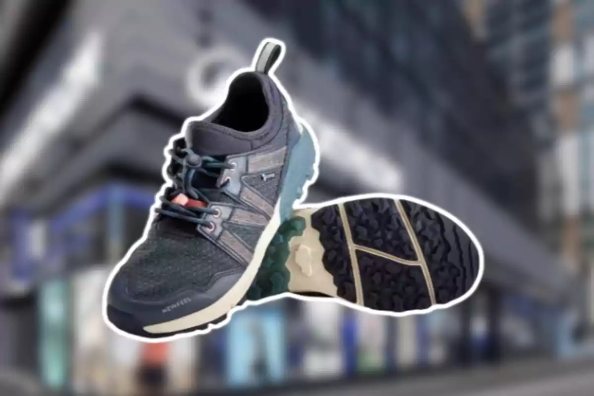 Zapatillas deportivas azul oscuro con detalles en gris y suela texturizada, destacadas sobre un fondo urbano desenfocado Zapatillas deportivas azul oscuro con detalles en gris y suela texturizada, destacadas sobre un fondo urbano desenfocado