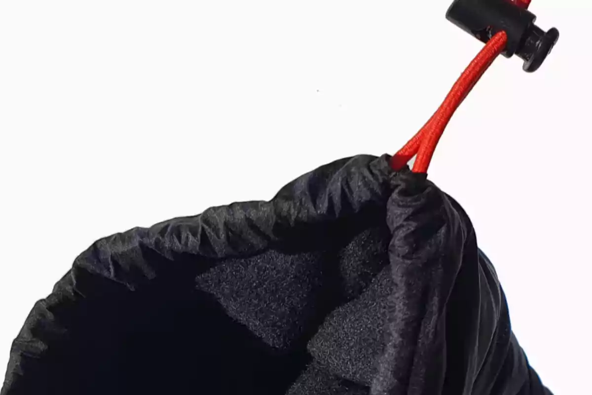 Bolsa negra con cordón rojo y broche de plástico en la parte superior Bolsa negra con cordón rojo y broche de plástico en la parte superior