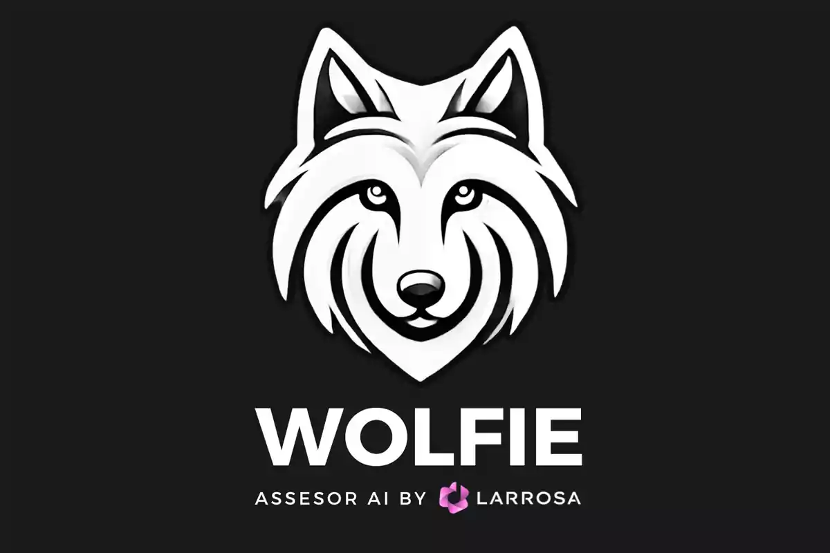 Logo de un lobo blanco estilizado sobre fondo negro con el texto WOLFIE y la frase asesor AI by Larrosa