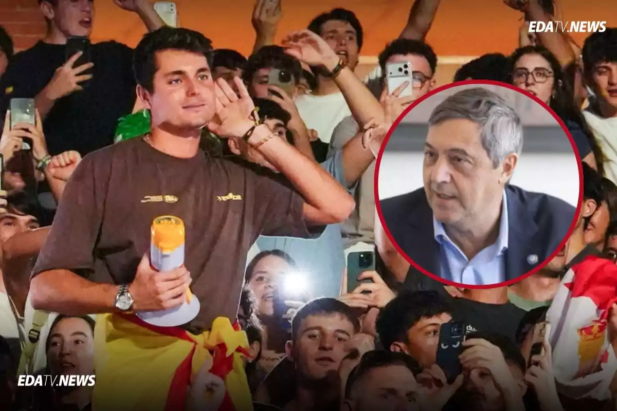 Un joven sostiene un megáfono y una bandera mientras una multitud lo rodea, en la esquina superior derecha aparece el retrato de un hombre mayor enmarcado en un círculo rojo.