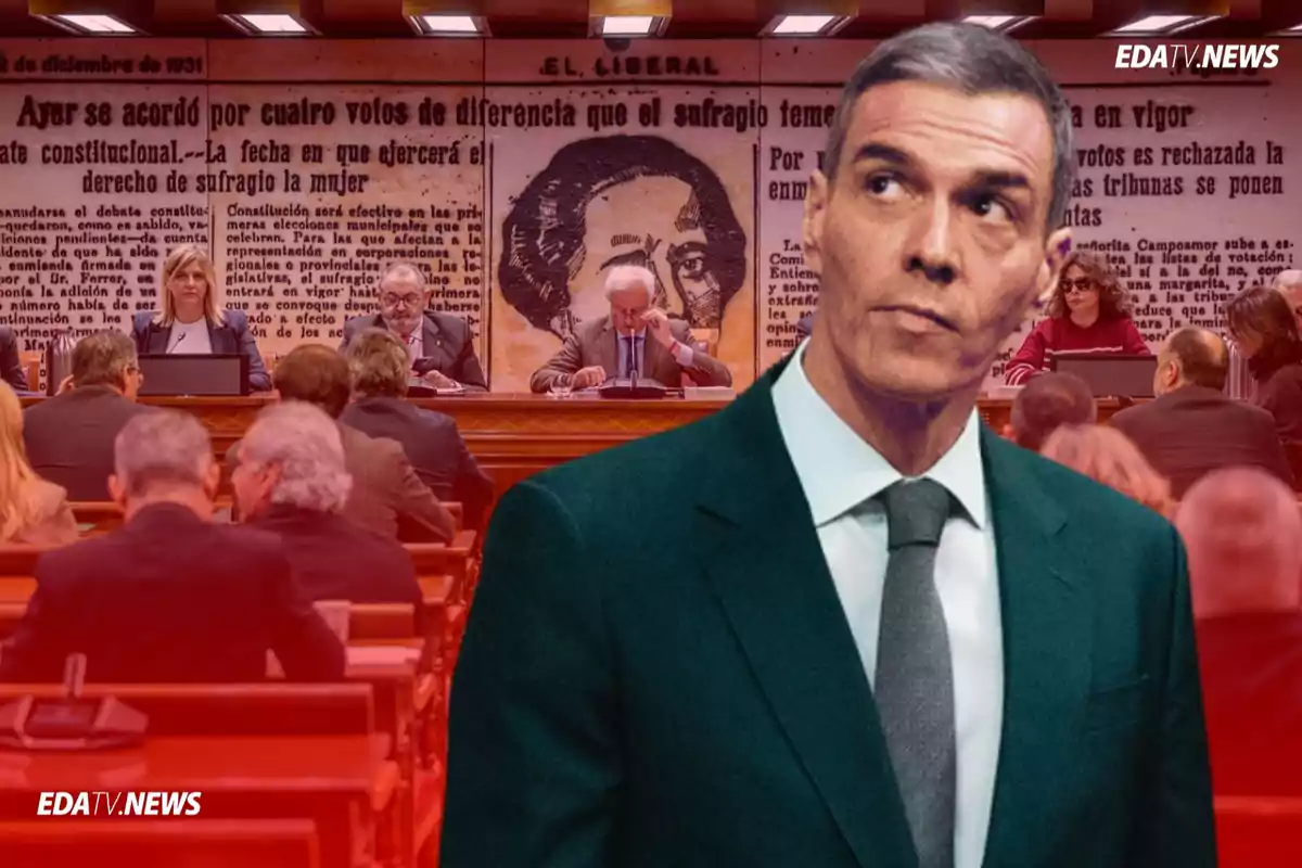 Un hombre con traje en primer plano y al fondo una sala de reuniones con varias personas sentadas y un mural con texto antiguo en la pared