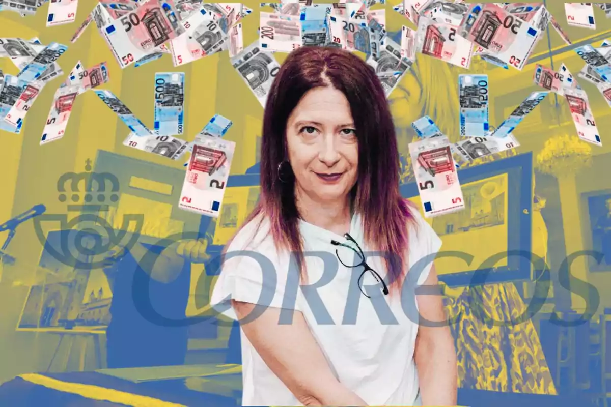 Mujer de cabello largo y oscuro con gafas colgadas en la camiseta blanca, al frente de un fondo amarillo y azul con billetes de euro flotando y el logo de Correos superpuesto
