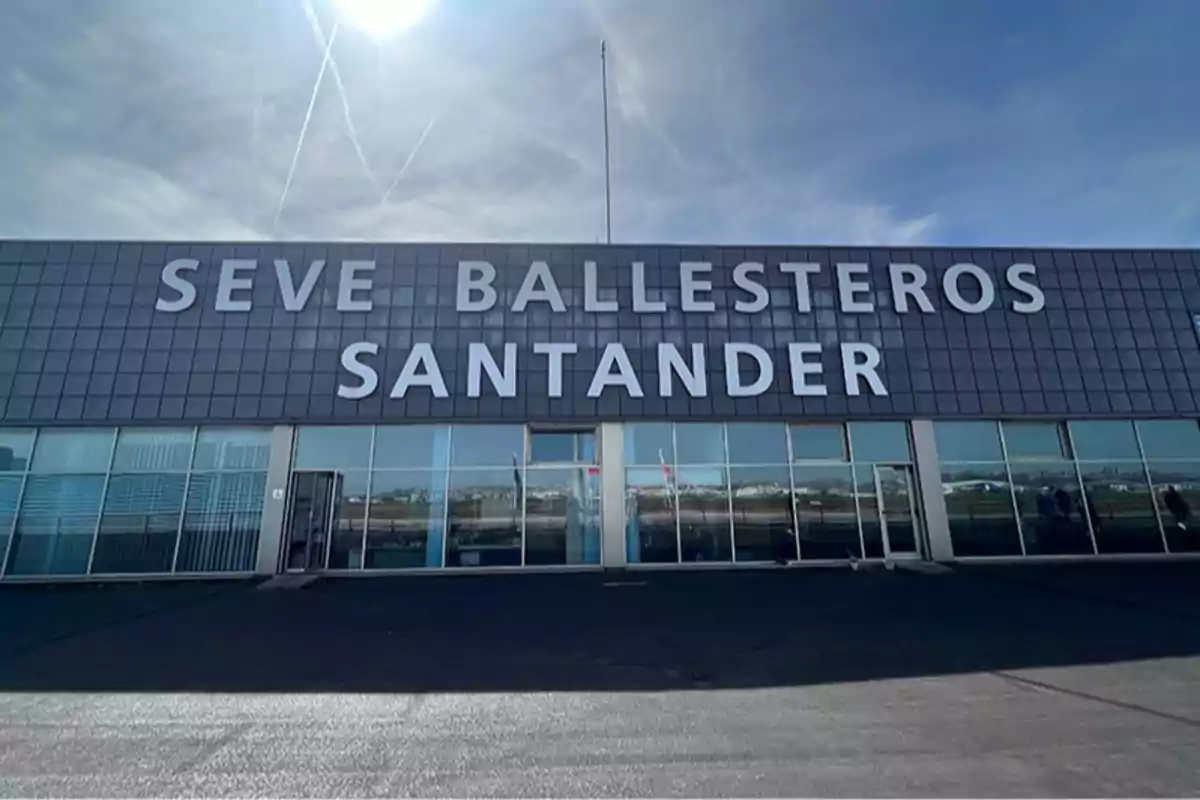 Fachada del aeropuerto Seve Ballesteros Santander con cielo despejado y reflejos en los ventanales Fachada del aeropuerto Seve Ballesteros Santander con cielo despejado y reflejos en los ventanales