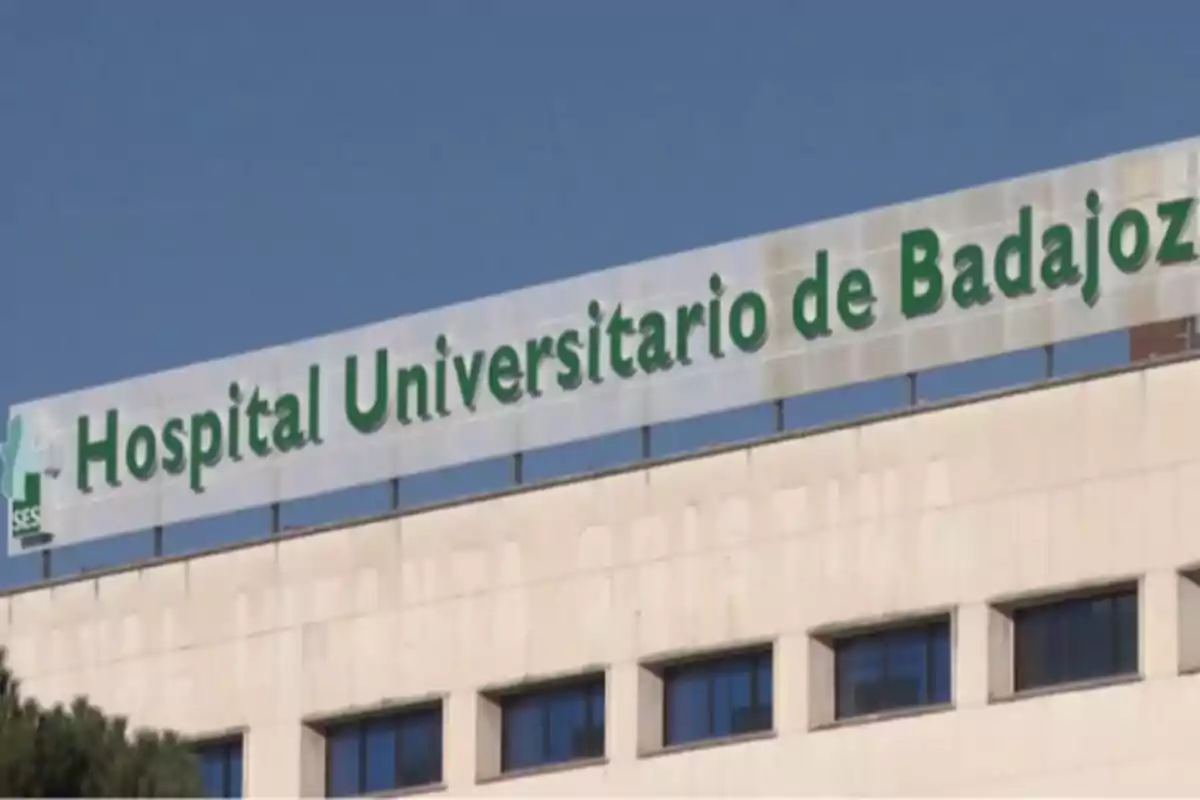 Fachada del Hospital Universitario de Badajoz con el letrero visible sobre el edificio y cielo despejado de fondo Fachada del Hospital Universitario de Badajoz con el letrero visible sobre el edificio y cielo despejado de fondo