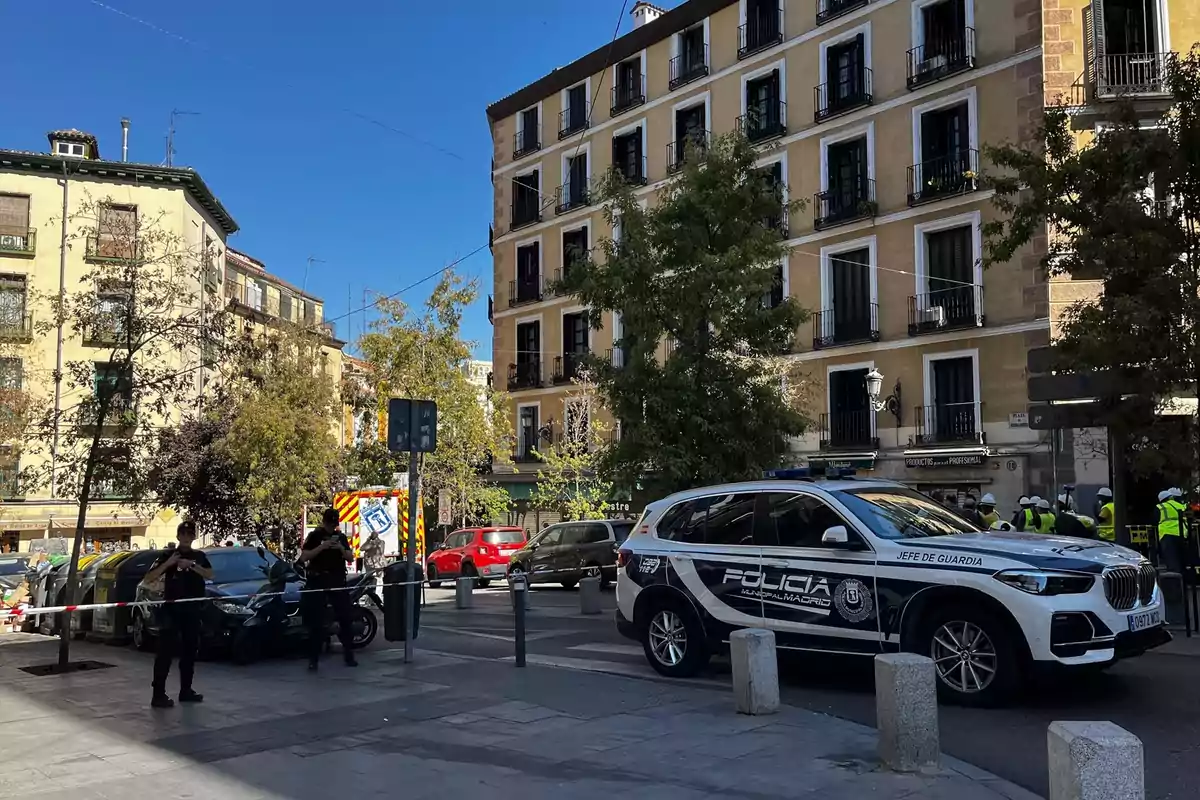 Calle acordonada con presencia de policía, ambulancia y varios agentes en una zona urbana con edificios residenciales. Calle acordonada con presencia de policía, ambulancia y varios agentes en una zona urbana con edificios residenciales.