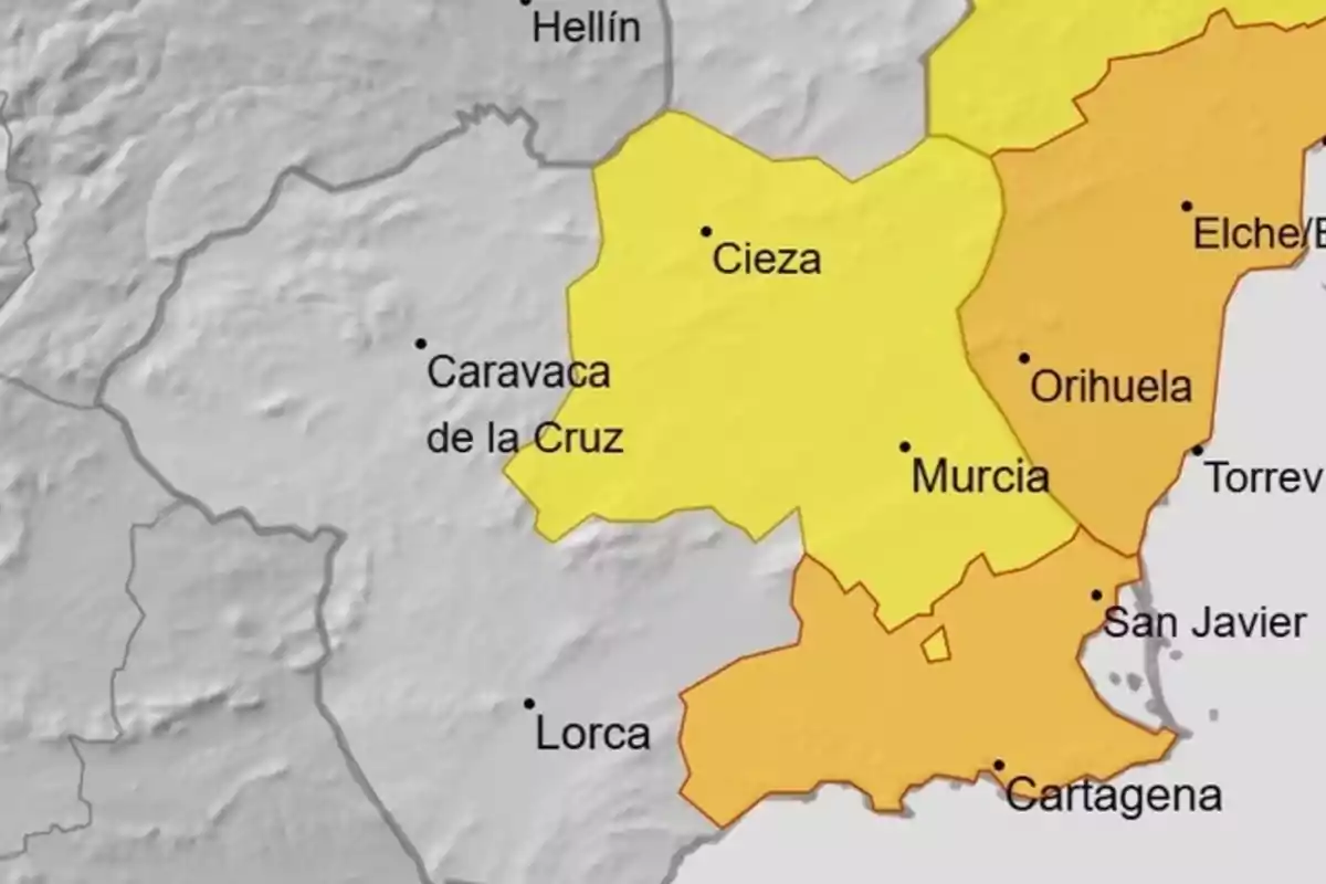 Mapa de la región de Murcia y alrededores con áreas resaltadas en amarillo y naranja, mostrando ciudades como Murcia, Cartagena, Lorca, Caravaca de la Cruz, Cieza, Orihuela, San Javier y Elche