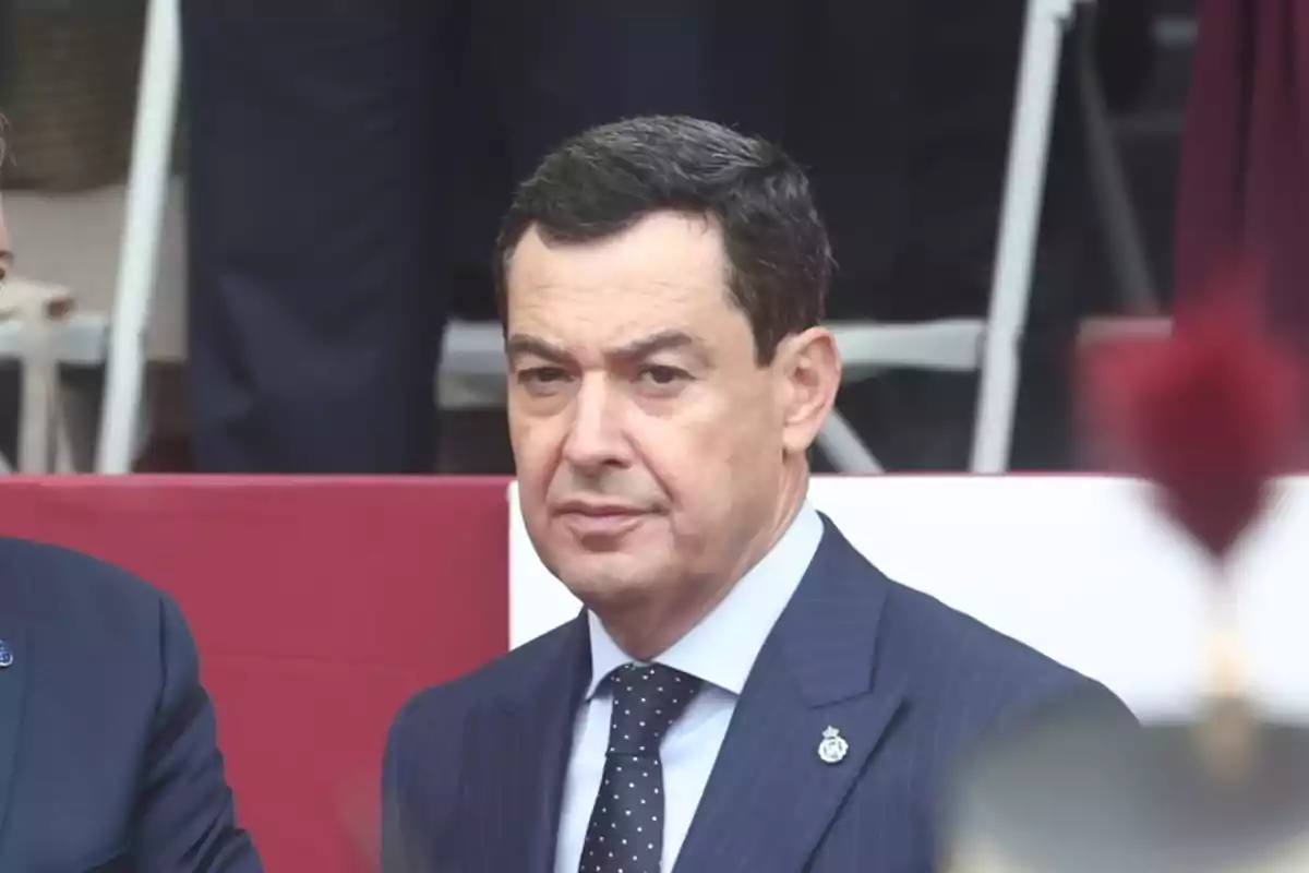 Hombre de cabello corto y oscuro con traje azul y corbata de lunares en un evento formal Hombre de cabello corto y oscuro con traje azul y corbata de lunares en un evento formal