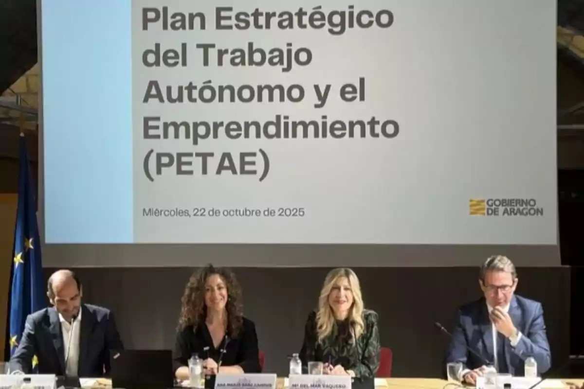 Cuatro personas sentadas en una mesa frente a una pantalla que muestra el título Plan Estratégico del Trabajo Autónomo y el Emprendimiento con el logotipo del Gobierno de Aragón.