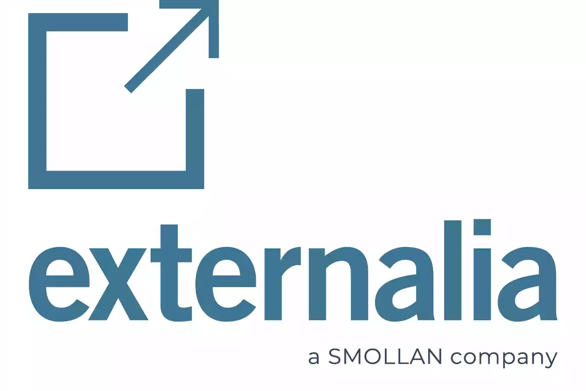 Logo de Externalia con un cuadro y una flecha diagonal hacia arriba acompañado del texto a SMOLLAN company
