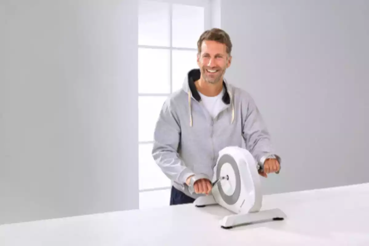 Hombre sonriente usando una máquina de ejercicio para brazos en una habitación luminosa