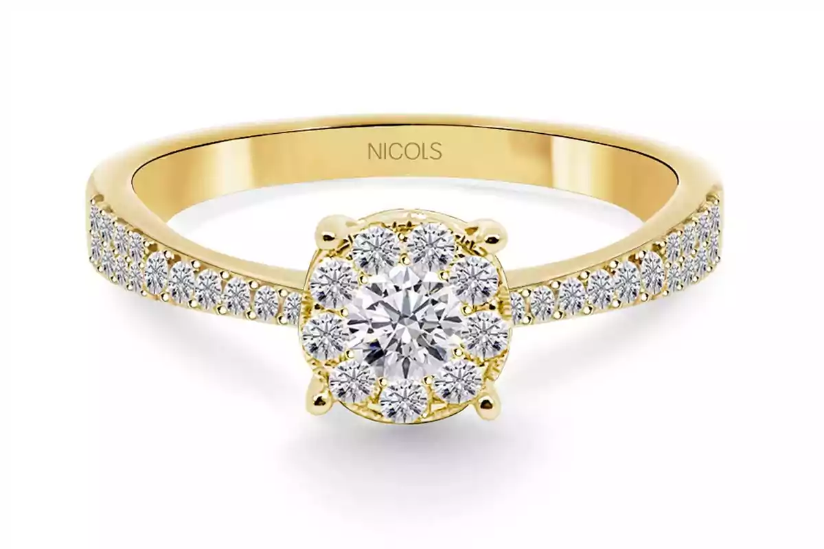 Anillo de oro amarillo con diamantes engastados y un diamante central rodeado de pequeños diamantes