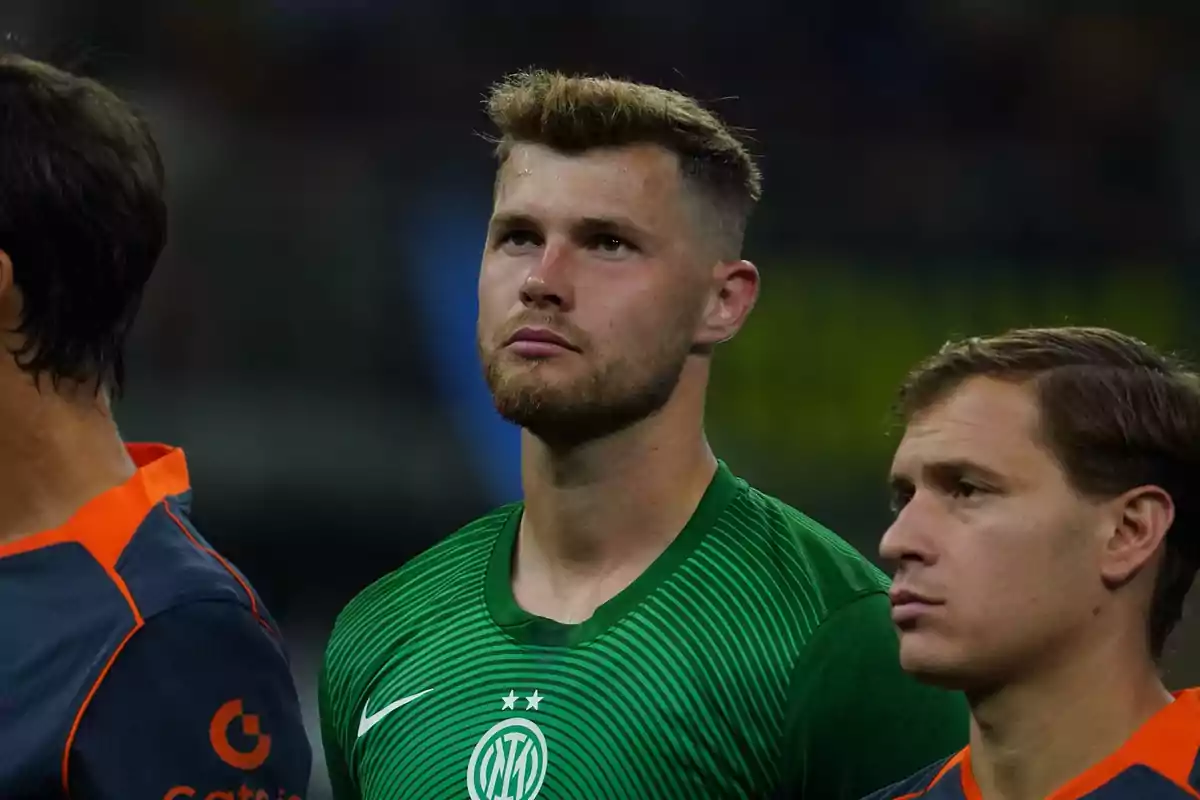 Futbolista con camiseta verde del Inter de Milán durante una ceremonia antes de un partido