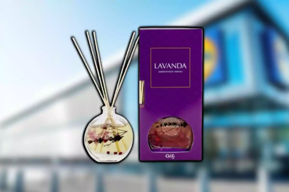 Ambientador de varitas con aroma a lavanda en envase redondo junto a su caja de color morado