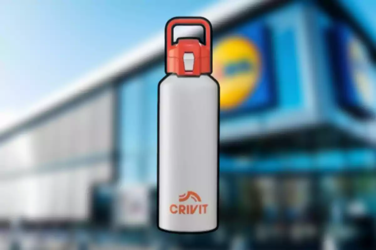 Botella blanca con tapa roja de la marca Crivit frente a una tienda con el logo de Lidl desenfocado. Botella blanca con tapa roja de la marca Crivit frente a una tienda con el logo de Lidl desenfocado.