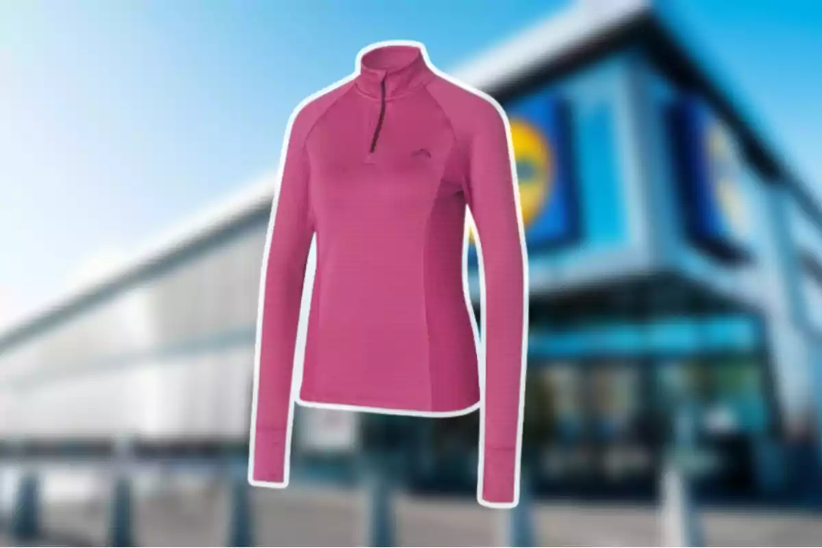 Sudadera deportiva rosa de manga larga con cremallera al frente y fondo de tienda desenfocado